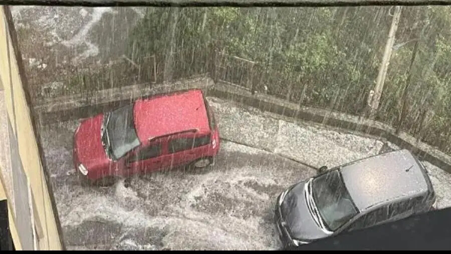 images Catanzaro, eccezionale grandinata si abbatte sul capoluogo
