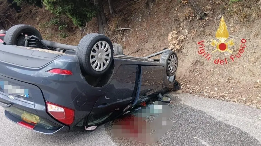 Incidente stradale a Fossato Serralta, auto si ribalta: conducente trasferito in Ospedale images Incidente stradale a Fossato Serralta, auto si ribalta: conducente trasferito in Ospedale
