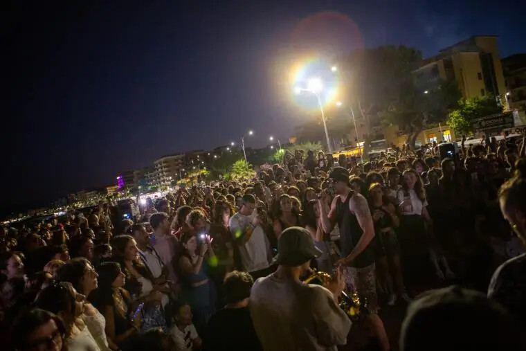 images In centinaia per Carl Brave a Catanzaro: un abbraccio di note e mare per una serata indimenticabile