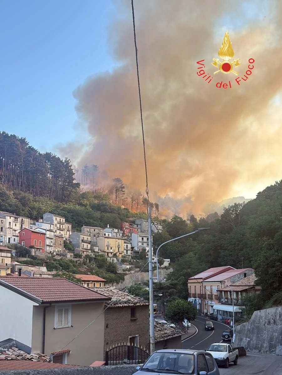 Gizzeria, proseguono senza sosta le operazioni di spegnimento del vasto incendio boschivo in contrada Destro
