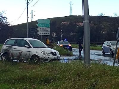 images Catanzaro, auto sbanda ed esce fuori strada su Viale Cassiodoro