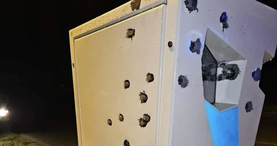 images In Calabria Fleximan spara agli autovelox: crivellato dispositivo nel Reggino