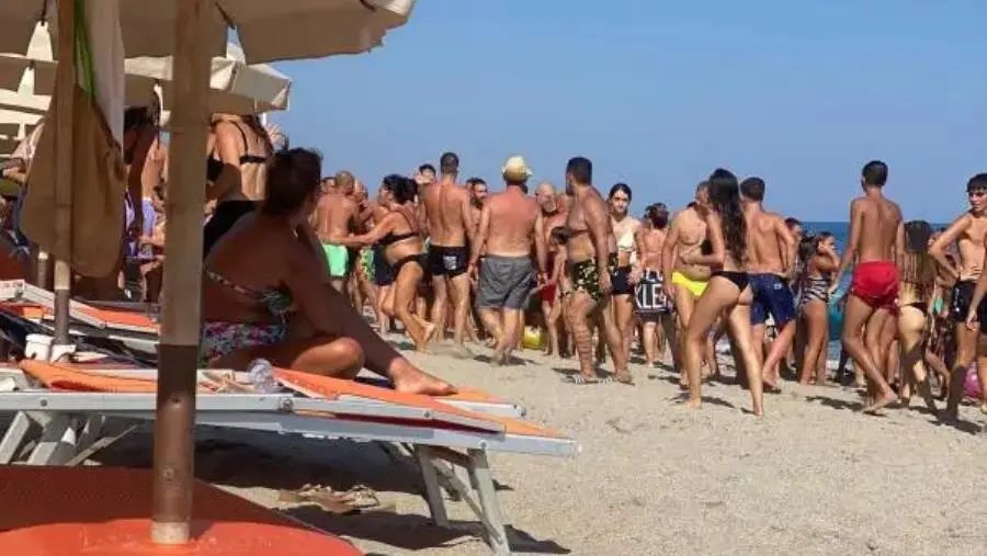 images Ferragosto di paura a Giovino: maxi rissa tra i bagnanti
