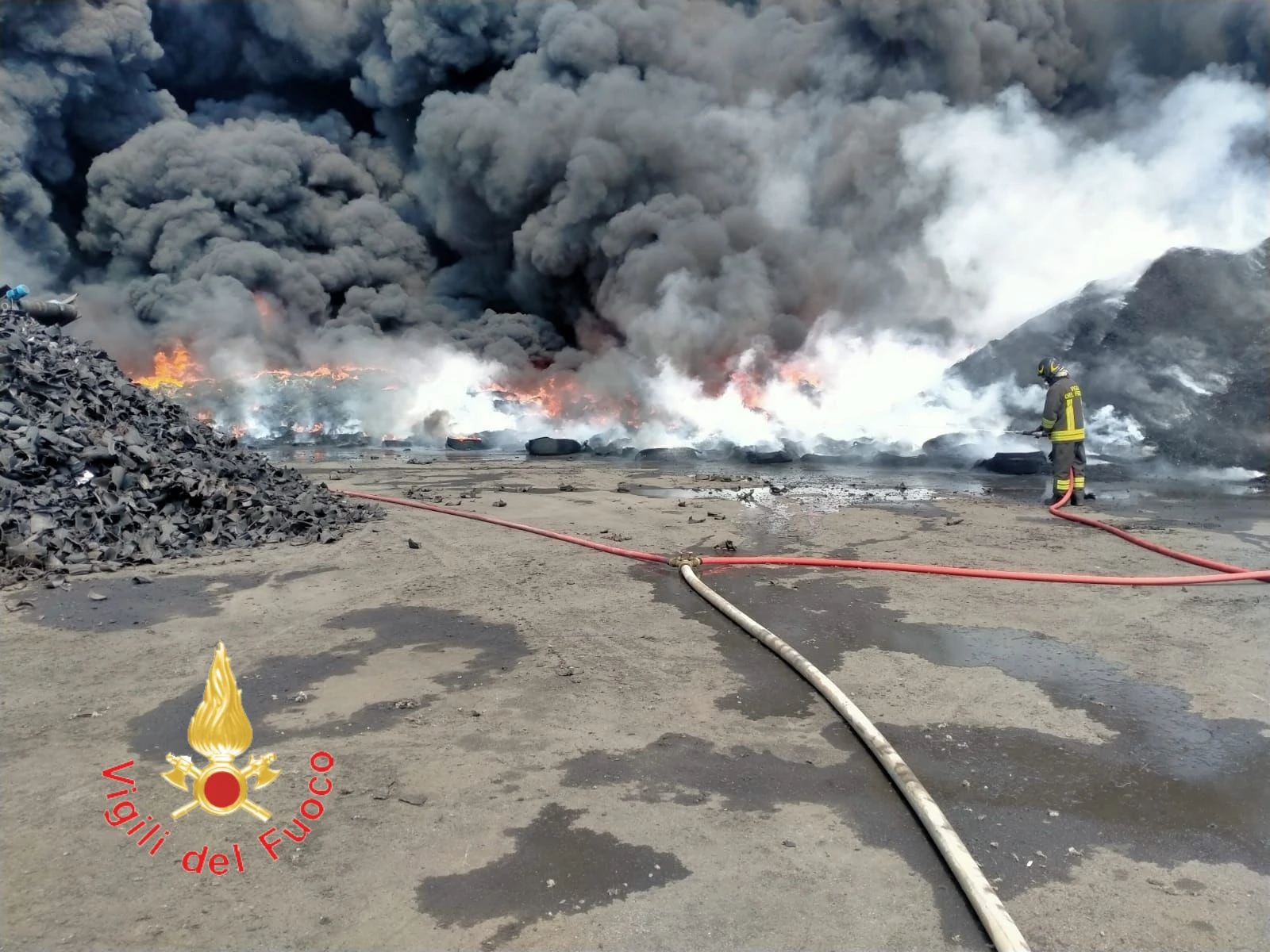 Incendio in un impianto di raccolta pneumatici nell’area ex SIR di Lamezia Terme: ARPACAL attiva il monitoraggio della qualità dell’aria