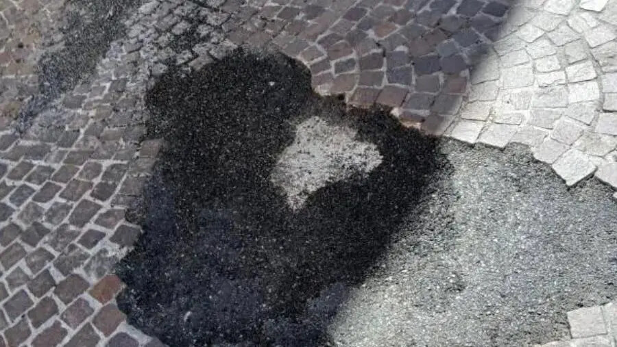 Catanzaro, quando la pezza è peggiore del buco: la fossa davanti alla chiesa di S. Nicola sprofonda images Catanzaro, quando la pezza è peggiore del buco: la fossa davanti alla chiesa di S. Nicola sprofonda