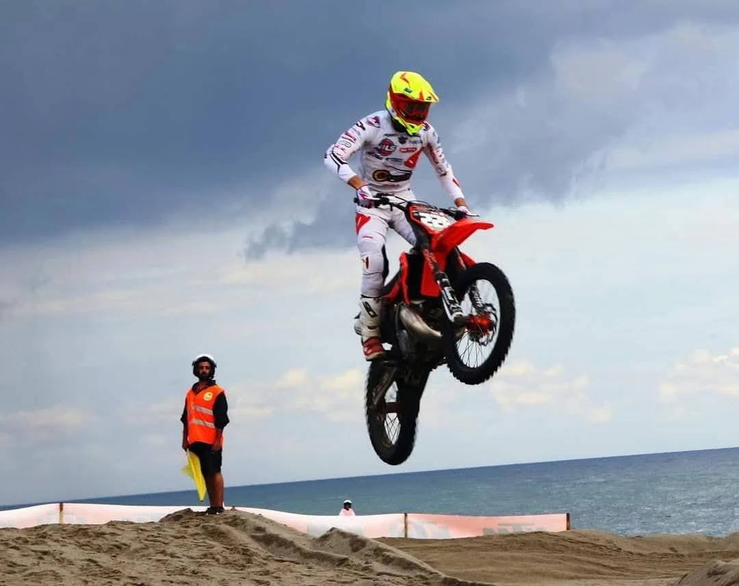 Motocross sulla spiaggia di Giovino a Catanzaro, cortocircuito burocratico e scatta l'intervento della Capitaneria 