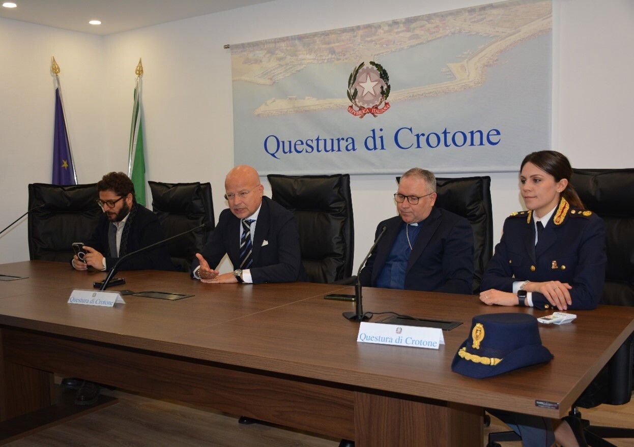 images La Questura di Crotone ospita il dibattito sul ruolo del sacerdote nella lotta alla mafia 