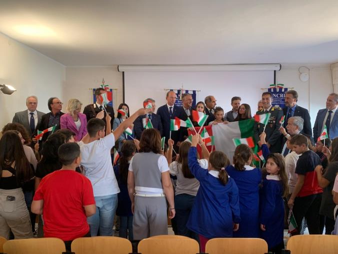 images Consegnato il Tricolore all'Istituto Comprensivo di Cropani alla presenza di tanti allievi&nbsp;