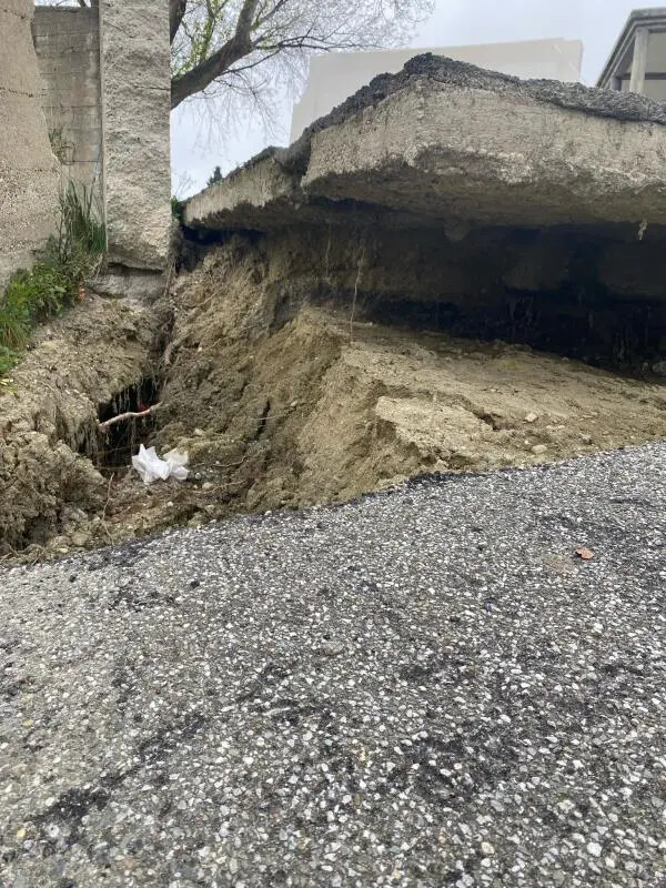 images Voragine all'interno del cimitero di Santa Maria, Costa: “Dopo i cinghiali, nuova vergogna”