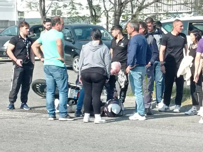 images Incidente a Catanzaro, centauro a terra in attesa dei soccorsi
