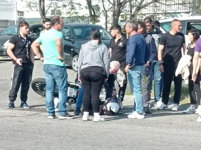 Incidente a Catanzaro, centauro a terra in attesa dei soccorsi images Incidente a Catanzaro, centauro a terra in attesa dei soccorsi