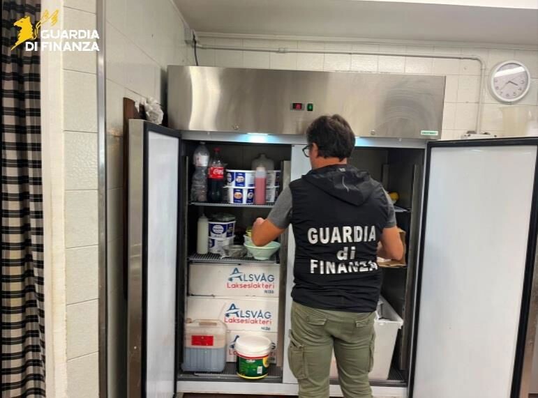 Sicurezza alimentare, sequestrati 91 kg di pesce a Marina di Gioiosa: ristorante sanzionato images Sicurezza alimentare, sequestrati 91 kg di pesce a Marina di Gioiosa: ristorante sanzionato