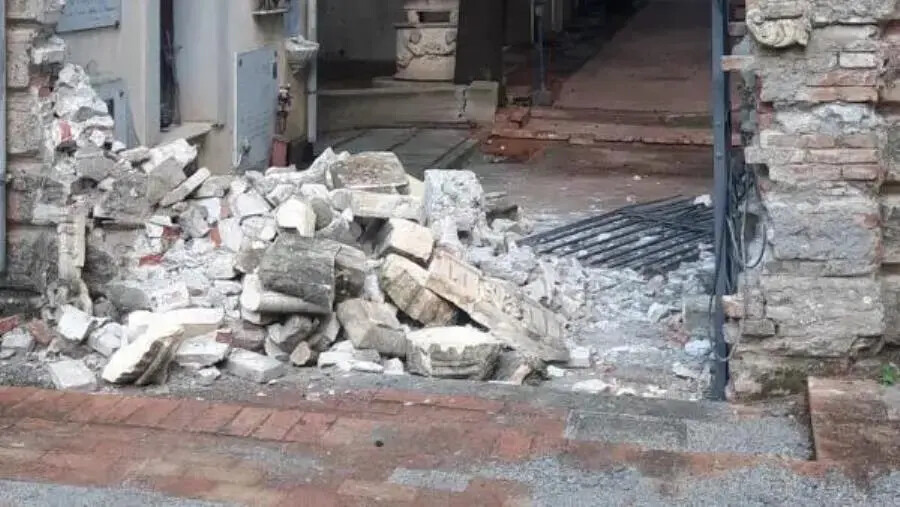 images Caulonia, un’auto finisce contro il cimitero: chiuso temporaneamente 