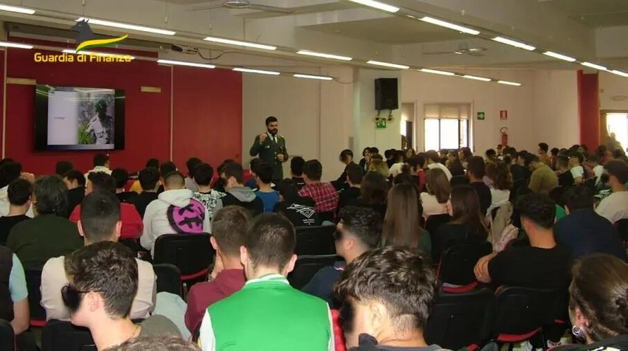 images Legalità, a Cosenza la Guardia di Finanza incontra gli studenti