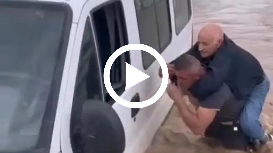 images Maltempo, i vigili del fuoco salvano anziano rimasto bloccato sulla strada che costeggia l'aeroporto di Lamezia