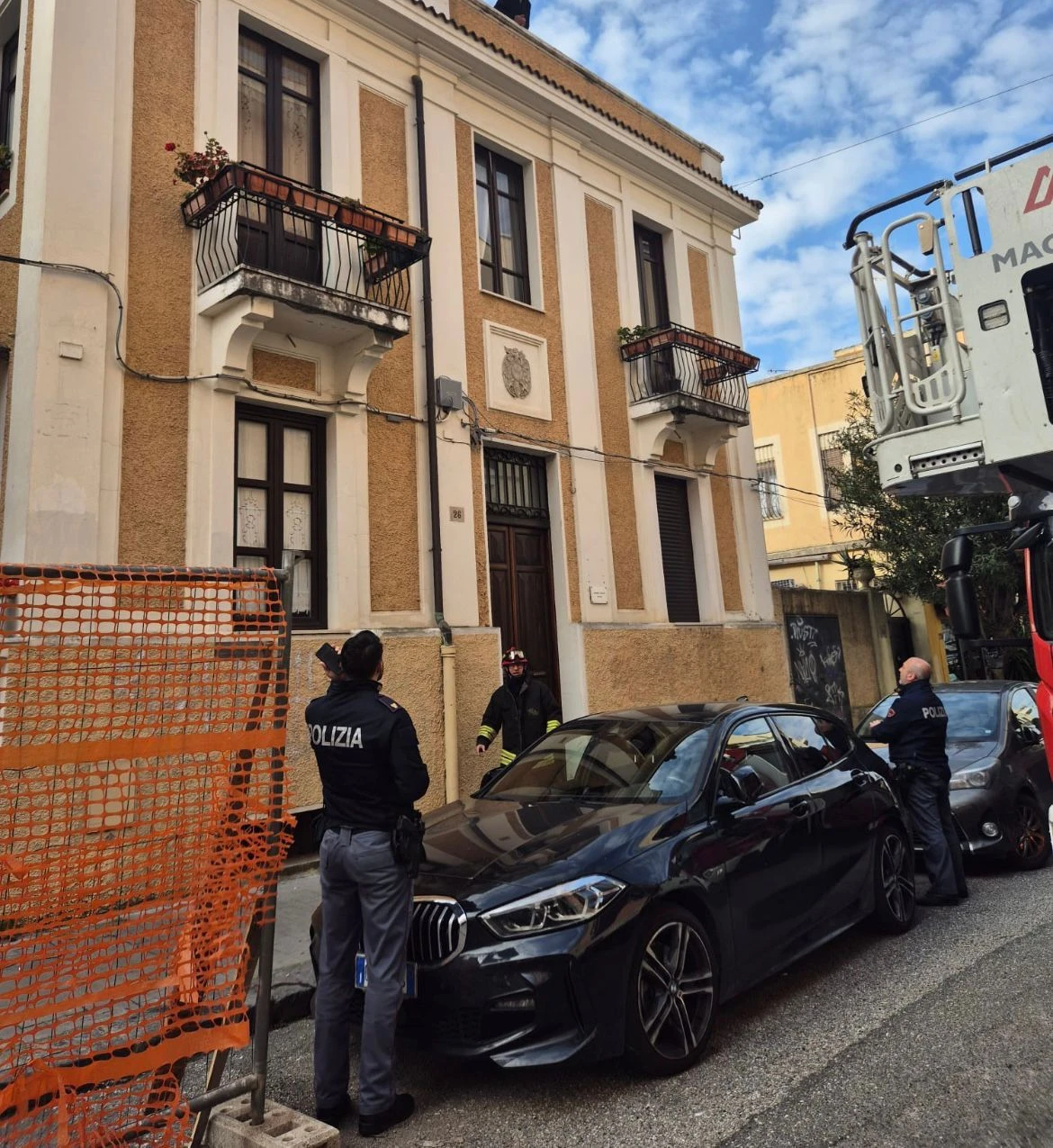 Catanzaro, ex prof barricato in casa minaccia il suicidio: poliziotti si arrampicano e lo salvano 
