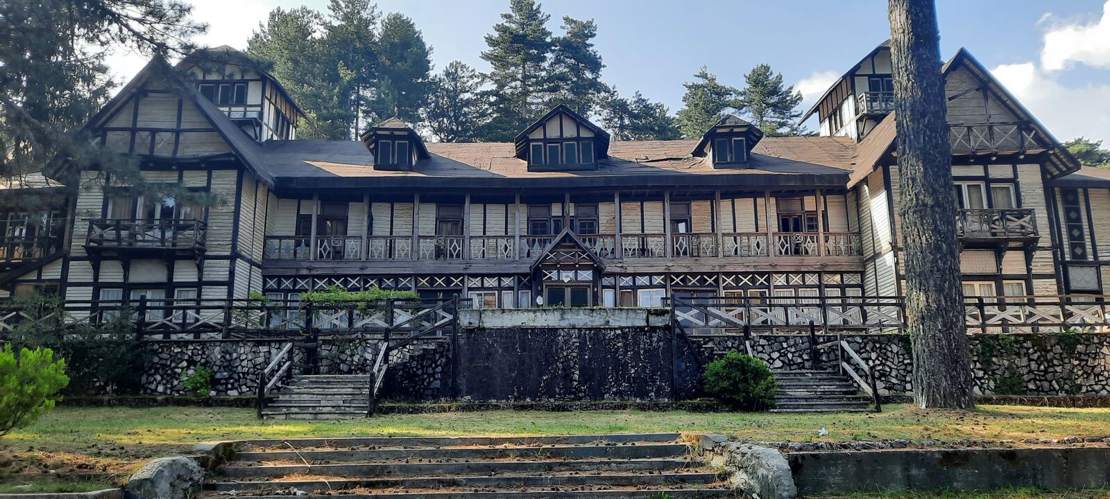 Da Culturasila e Calabria Letteraria un sit-in per riportare l'attenzione sul Grande Albergo delle Fate images Da Culturasila e Calabria Letteraria un sit-in per riportare l'attenzione sul Grande Albergo delle Fate