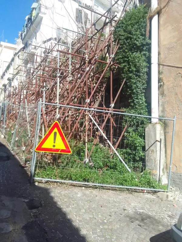 images Giuseppe Pugliese: "Il degrado a Scesa Gradoni"