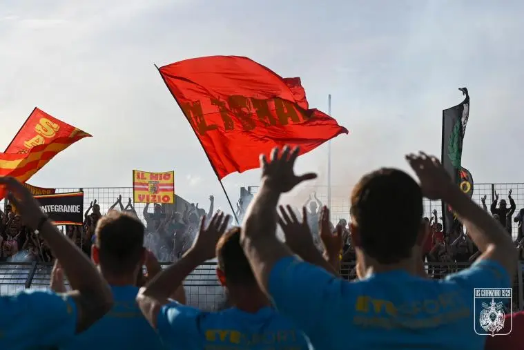 Gli Ultras si stringono intorno alla squadra e sollecitano il mister images Gli Ultras si stringono intorno alla squadra e sollecitano il mister