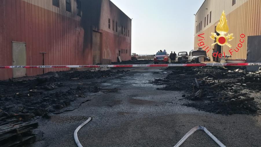 images Incendio stabilimento Guglielmo, dispiego di forze per limitare i danni (VIDEO)