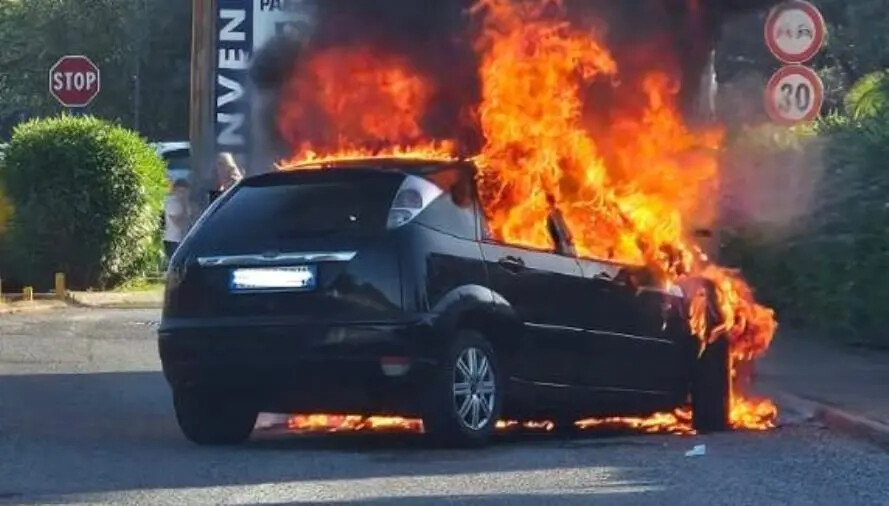 Tragedia sfiorata a Catanzaro, auto nel traffico prende fuoco: proprietari in salvo (VIDEO) images Tragedia sfiorata a Catanzaro, auto nel traffico prende fuoco: proprietari in salvo (VIDEO)