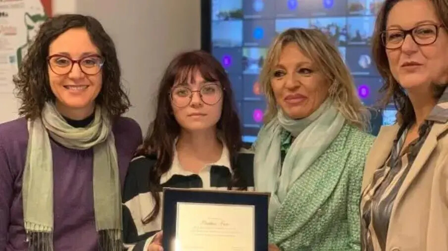 images Nuovo logo per il Liceo “Siciliani-De Nobili”, premiata studentessa di grafica per la realizzazione