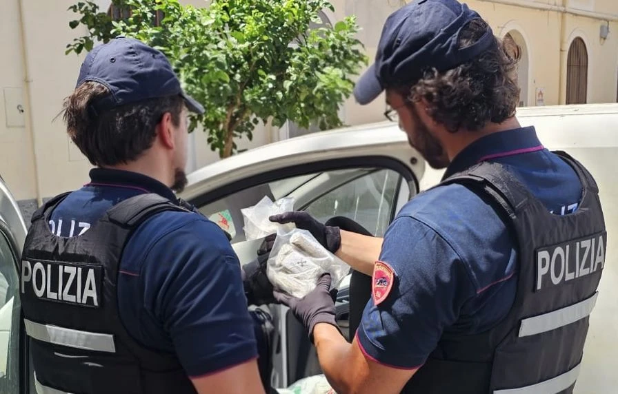 Crotone, scoperto deposito della droga nel centro storico: sequestrato un chilo di hashish