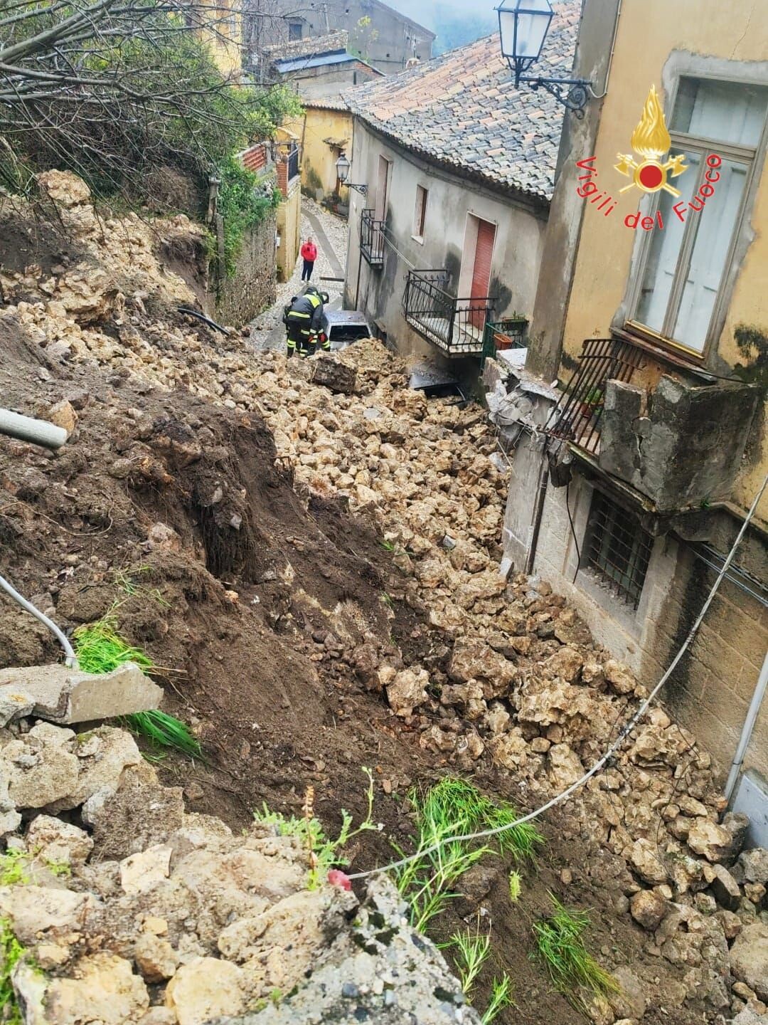 images Frana a Stilo, investite case e auto: in corso ricerche sotto le macerie