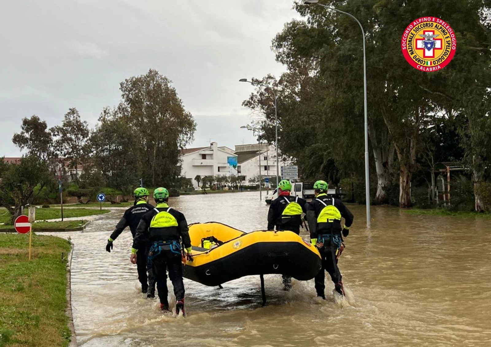 Il fiume Crati esonda nella Piana di Sibari, intervento senza sosta del Soccorso Alpino e Speleologico