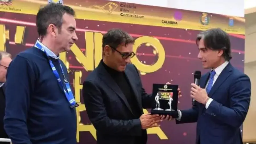 images A Marco Liorni i Bronzi di Riace realizzati da Michele e Antonio Affidato