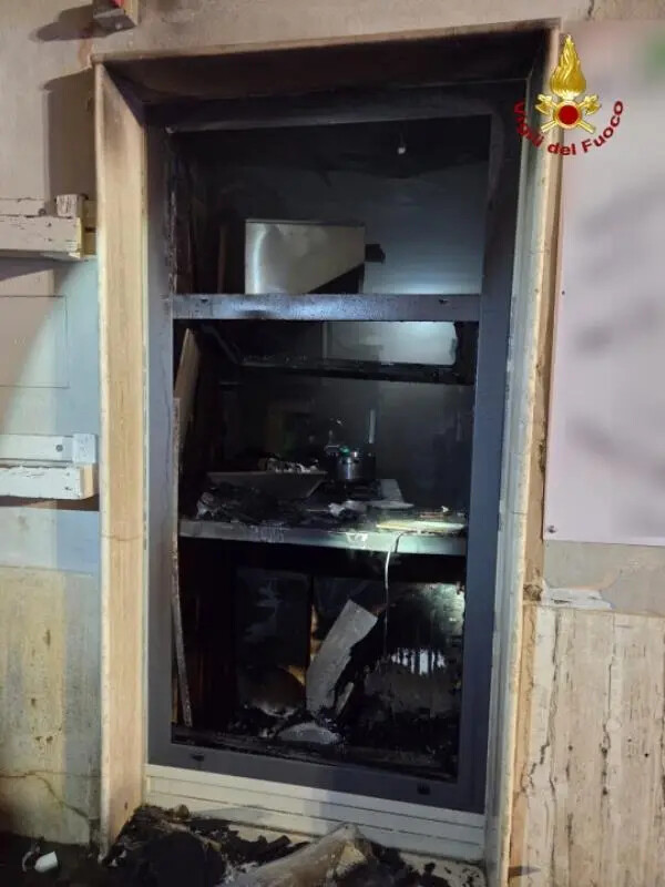 images Lamezia, in fiamme laboratorio di pasticceria e una parrucchiera 