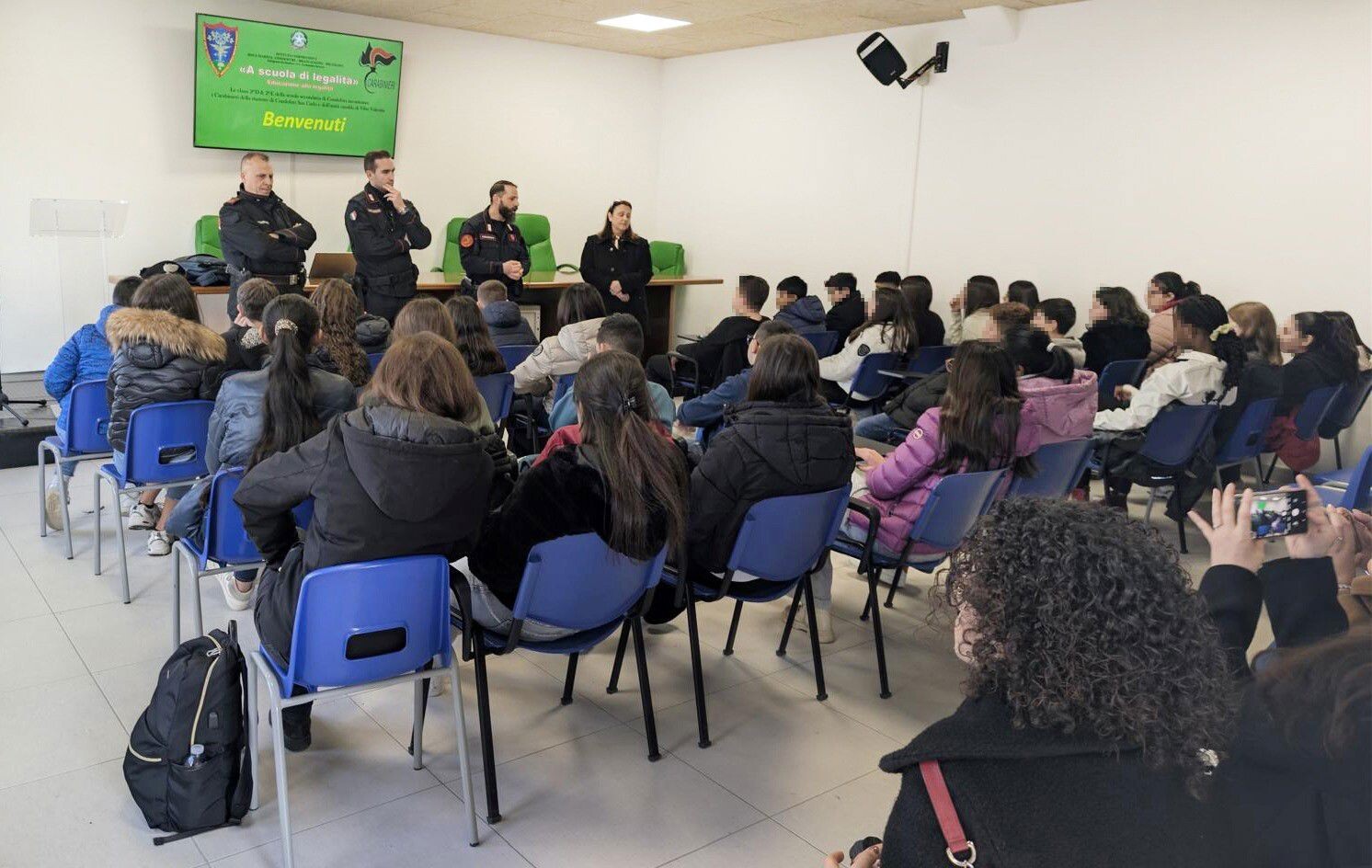 images I carabinieri “in cattedra” con gli alunni dell’istituto comprensivo “Bova Marina – Confoduri” per parlare di bullismo e cyberbullismo