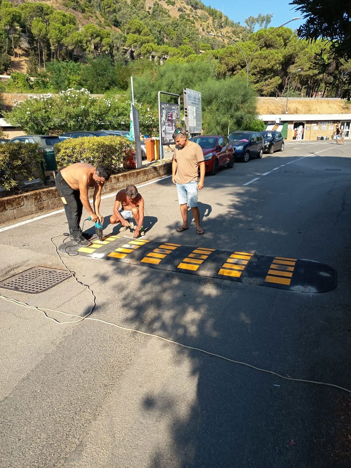 L’associazione “Insieme per Copanello” dona al Comune di Stalettì i dossi per limitare la velocità