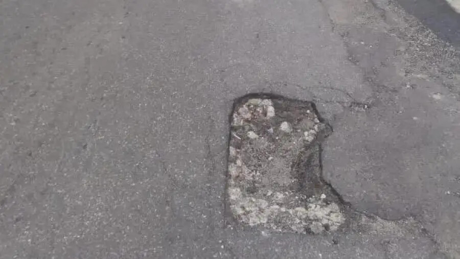 images Catanzaro tra buche e degrado: la denuncia di un cittadino