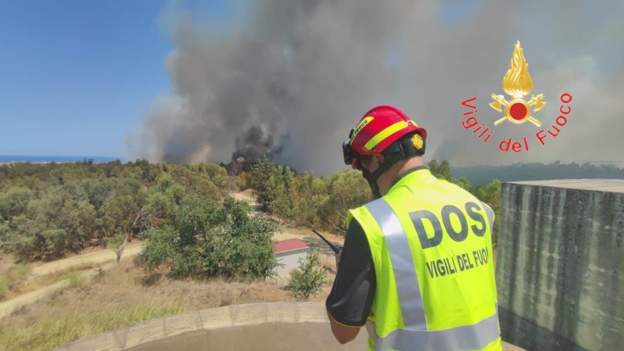 images Brucia la Calabria, Vigili del Fuoco a lavoro per spegnere oltre 30 incendi: tutte le aree interessate, provincia per provincia