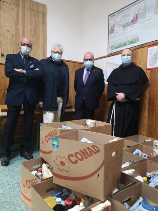 images Il Lions Club Catanzaro Mediterraneo dona pacchi spesa per le famiglie disagiate 