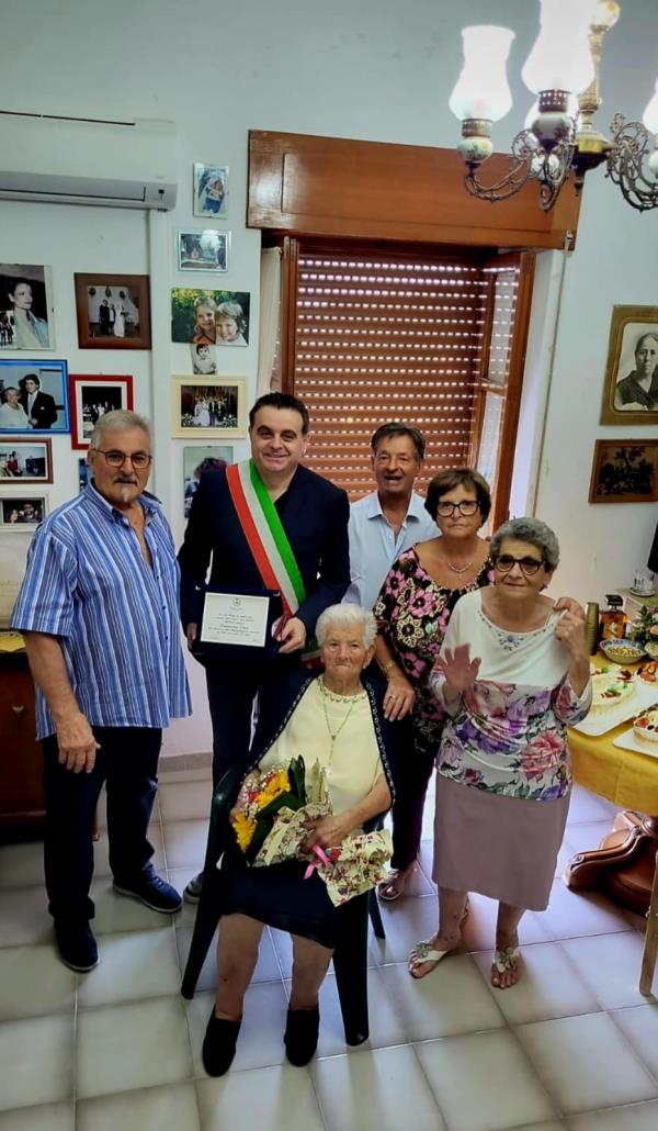 Sellia festeggia i 100 anni di Tommasina e si conferma “paese della longevità” images Sellia festeggia i 100 anni di Tommasina e si conferma “paese della longevità”