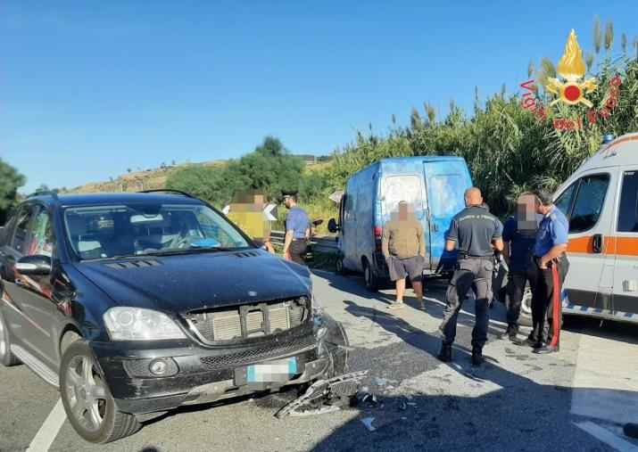 images Falerna, incidente sulla Statale 18: tre feriti trasportati in ospedale