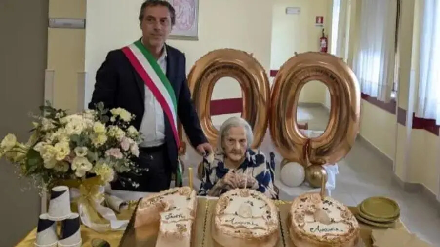 Catanzaro, il sindaco Fiorita alla festa per la centenaria Antonia Canino images Catanzaro, il sindaco Fiorita alla festa per la centenaria Antonia Canino