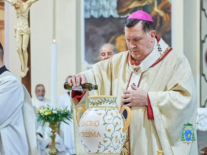 Si rinnova il rito dell'olio del "Giardino della memoria di Capaci": consegnato in dono a monsignor Maniago images Si rinnova il rito dell'olio del "Giardino della memoria di Capaci": consegnato in dono a monsignor Maniago