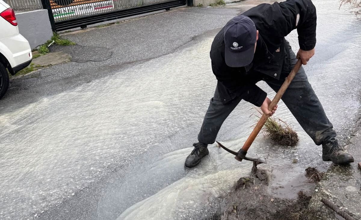 images Catanzaro, Via Lucrezia della Valle di nuovo sott'acqua: l'allerta era prevista, la manutenzione no