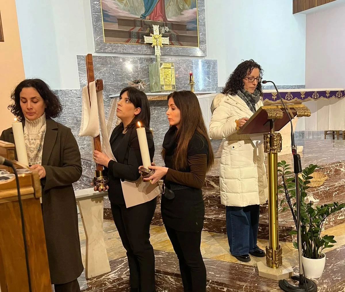 A Soverato la "Via Crucis delle Mamme": nella Cappella delle Figlie di Maria Ausiliatrice un momento di fede e di unione 