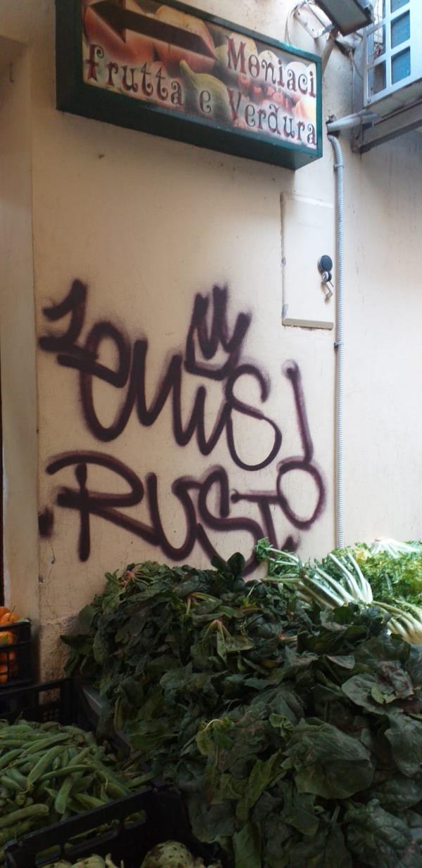 images Catanzaro, negozio di frutta preda dei vandali nel centro storico