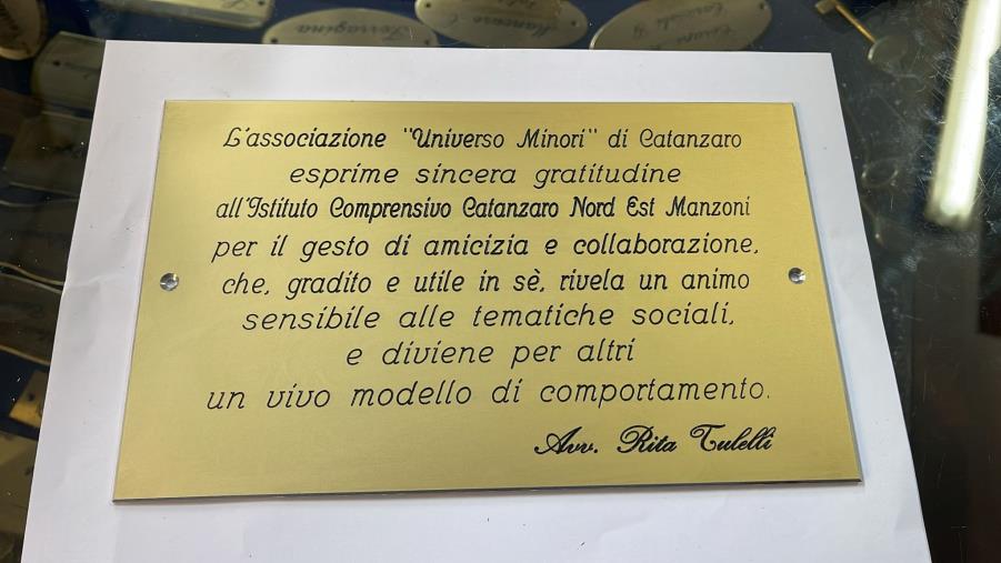 images "Universo Minori" consegna una targa di benemerenza all'Ic Catanzaro Nord Est Manzoni