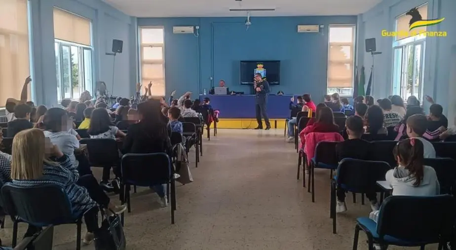 “Educazione Finanziaria-Scopriamo l’Economia”, a Scalea la Guardia di Finanza incontra gli studenti images “Educazione Finanziaria-Scopriamo l’Economia”, a Scalea la Guardia di Finanza incontra gli studenti