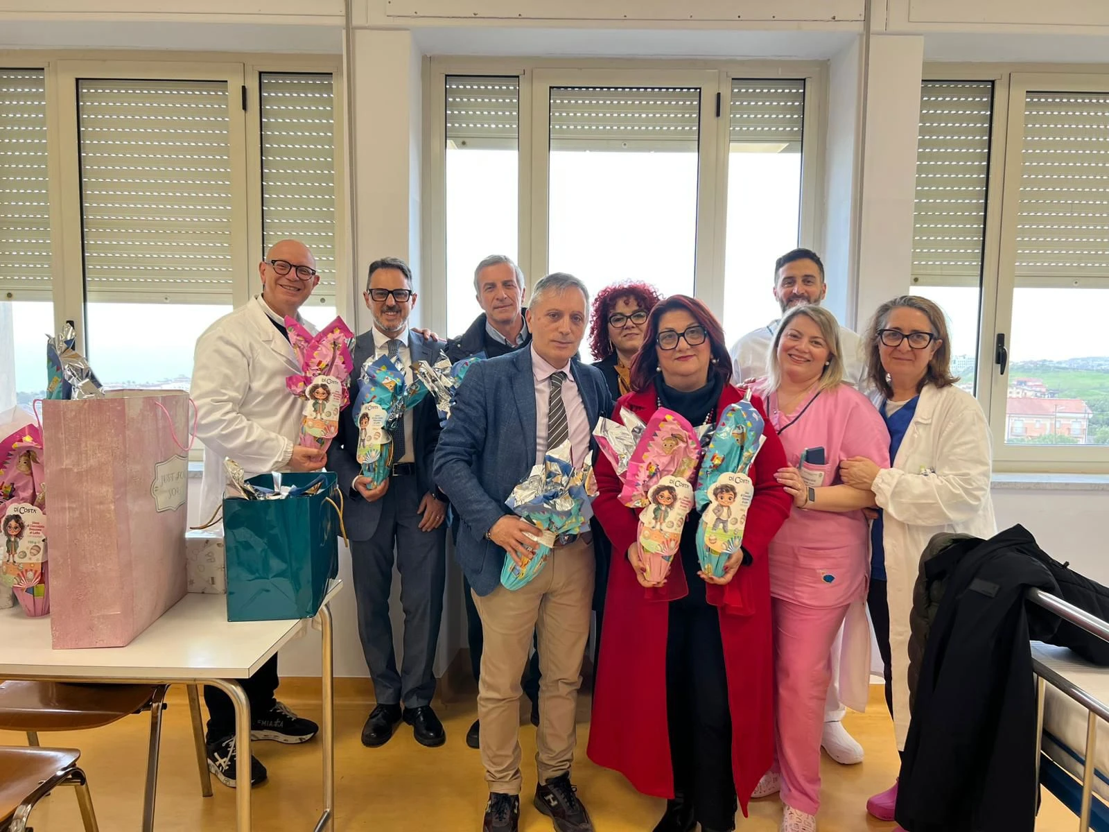 Pasqua, la solidarietà illumina l'Ospedale di Soverato