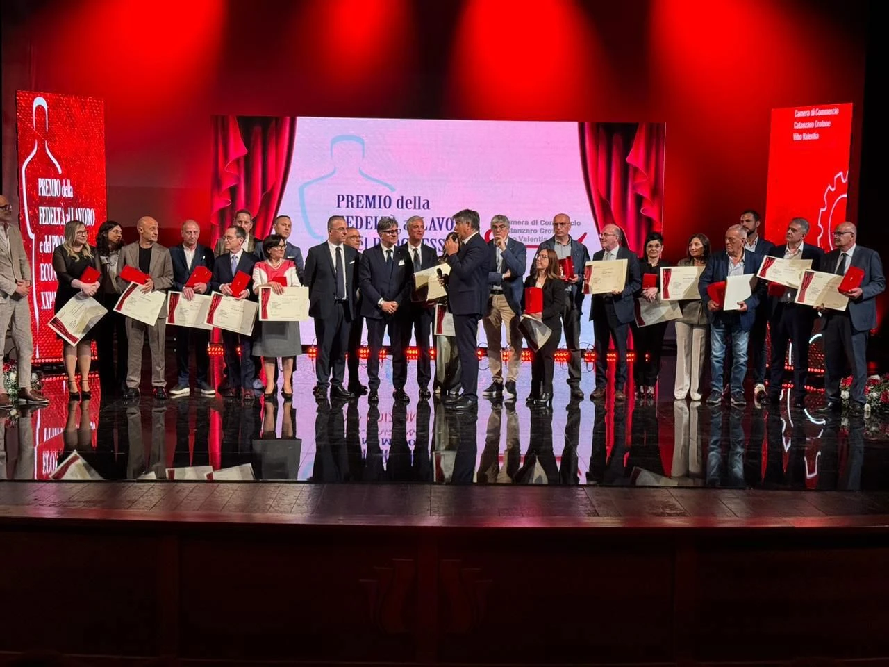 Premio Fedeltà al Lavoro: storie ed emozioni al Politeama per il riconoscimento della Camera di Commercio