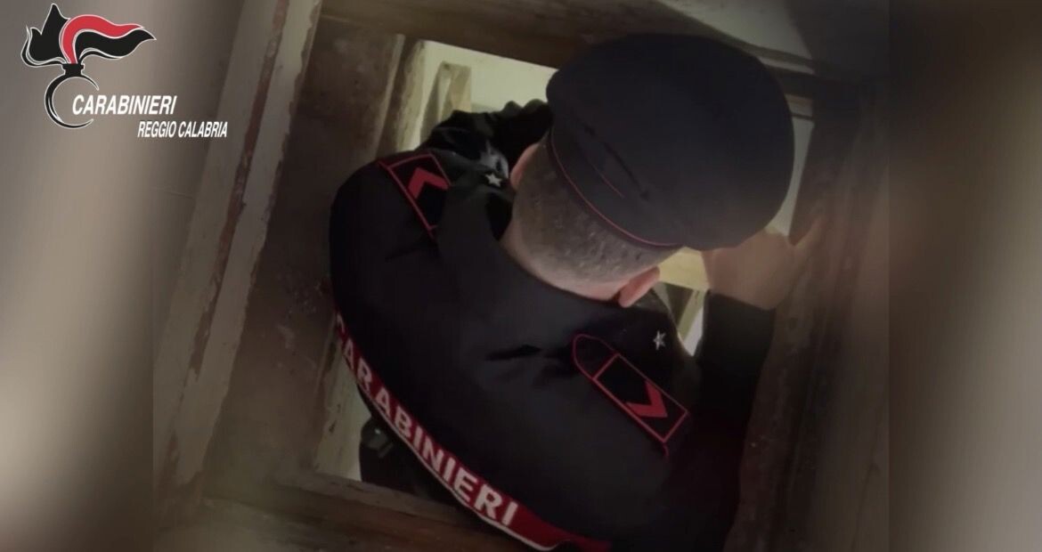 images Scoperto bunker in un casolare nel Reggino con all’interno armi e munizioni: un arresto 