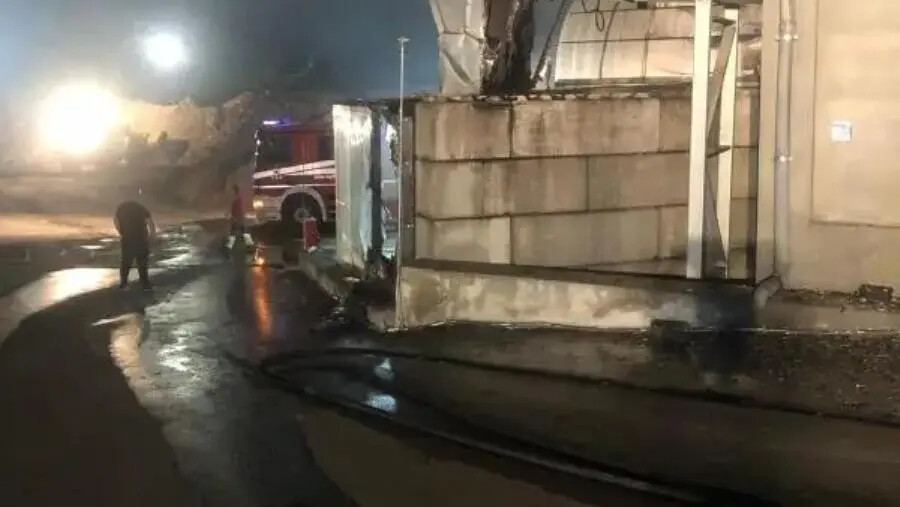 Cittanova, in fiamme il capannone adibito alla raccolta dei rifiuti images Cittanova, in fiamme il capannone adibito alla raccolta dei rifiuti