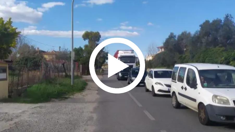 Continua la protesta dei trattori: traffico fermo sulla Ss 106 jonica images Continua la protesta dei trattori: traffico fermo sulla Ss 106 jonica